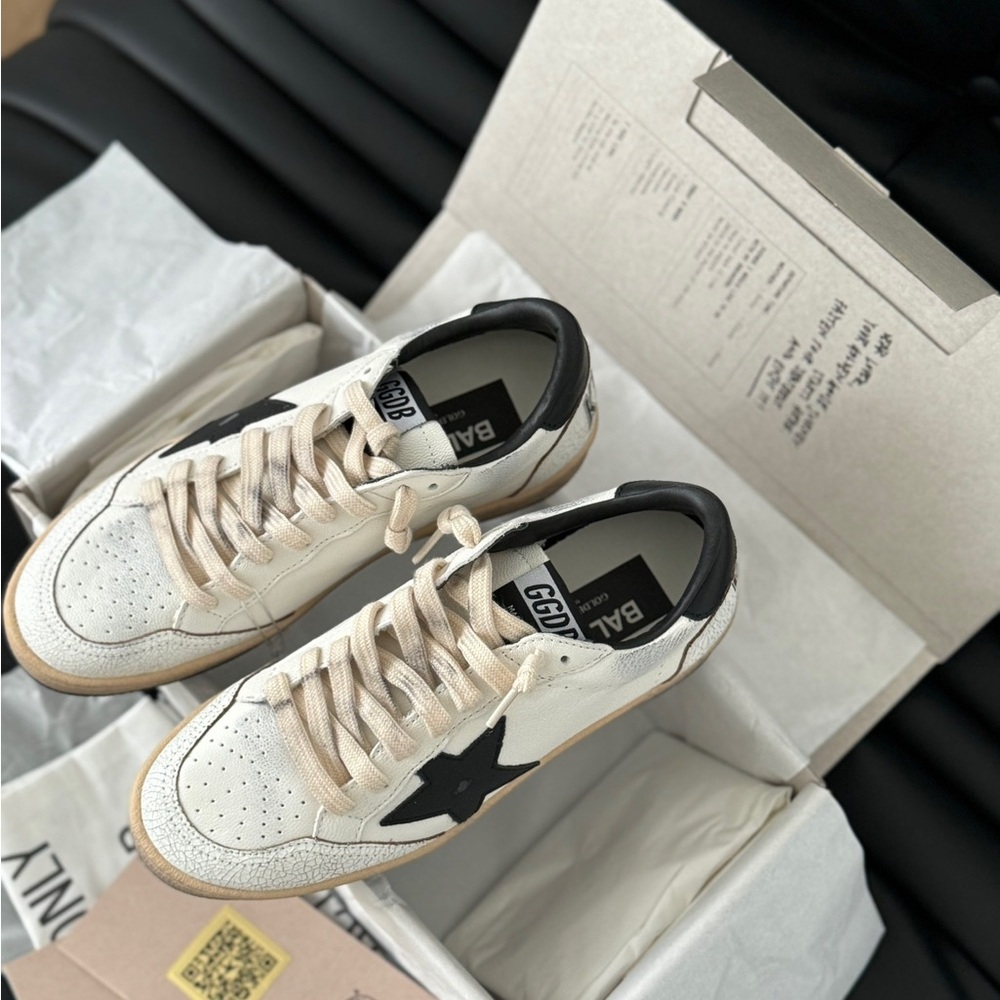 Golden Goose White Sneakers with Black Star - Picture 6 of 6